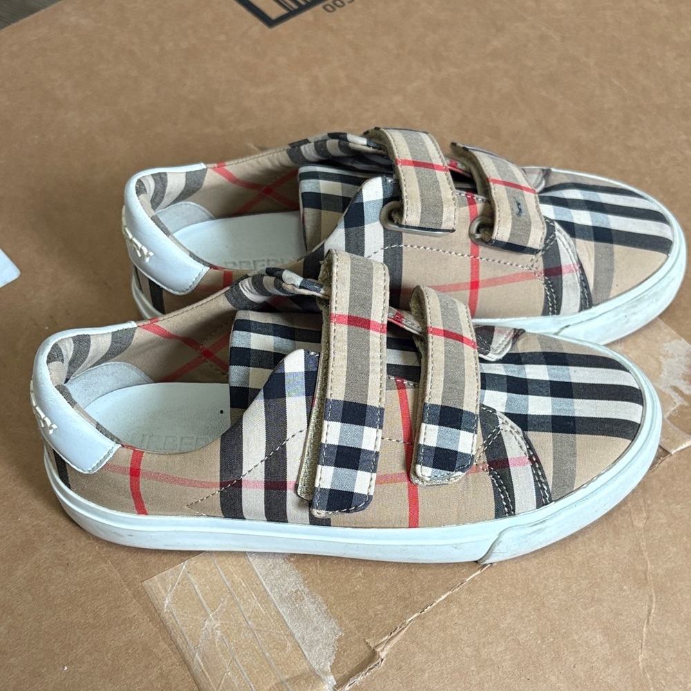 Kids Burberry Sneakers size 31